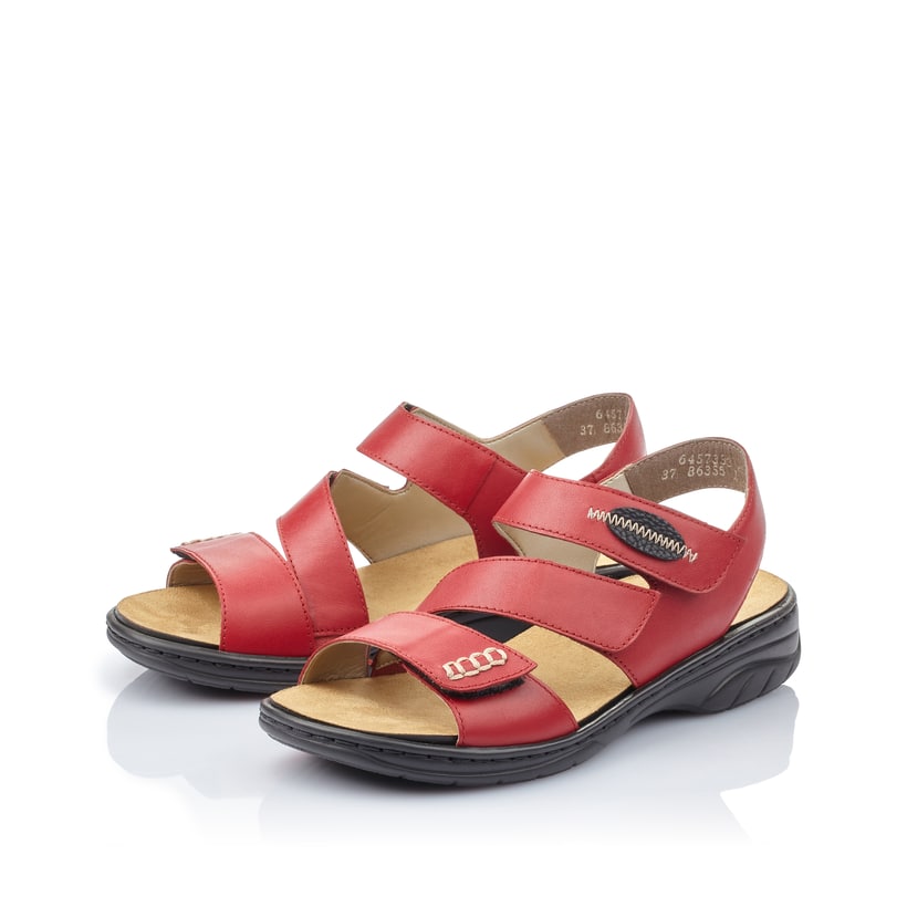 Rote Rieker Damen Riemchensandalen 64573-33 mit Klettverschluss sowie Ziernähten. Schuhpaar seitlich schräg.