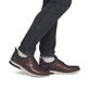 Dunkelbraune Rieker Herren Slipper 14454-26 aus Glattleder mit einem Gummizug. Schuh am Fuß.