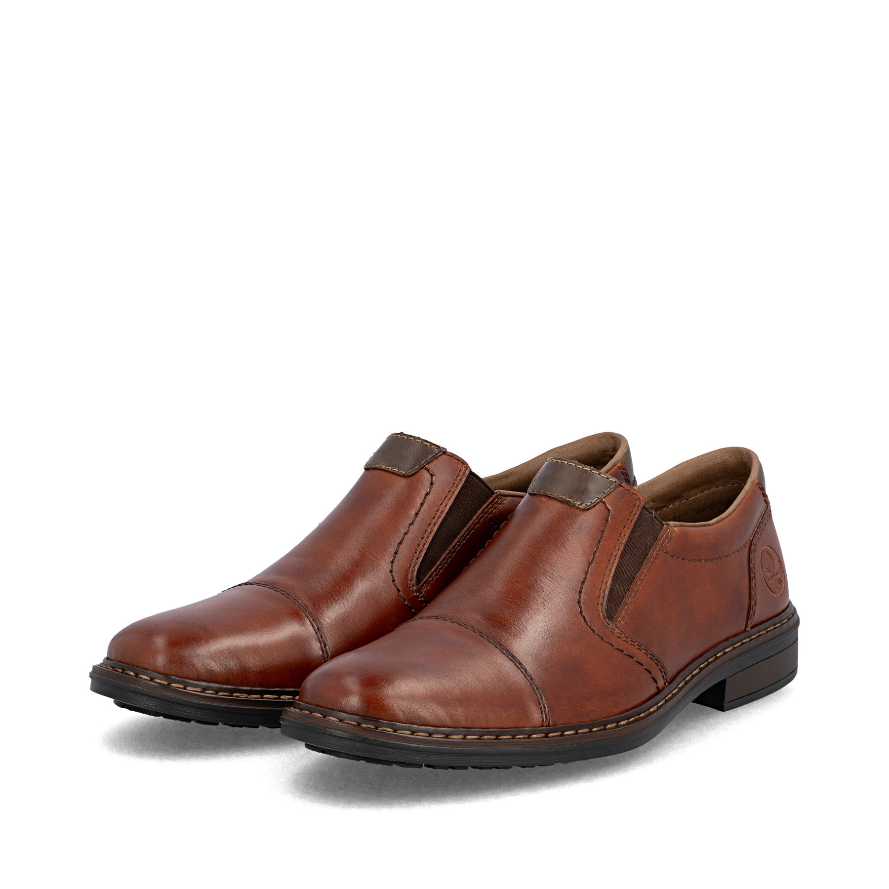 Mocassins Rieker marron homme 17659-23 en cuir lisse avec bande élastique. Chaussures inclinées sur le côté.