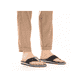 Marineblaue Rieker Herren Zehentrenner 21097-14 mit orangenen Ziernähten. Schuh am Fuß.