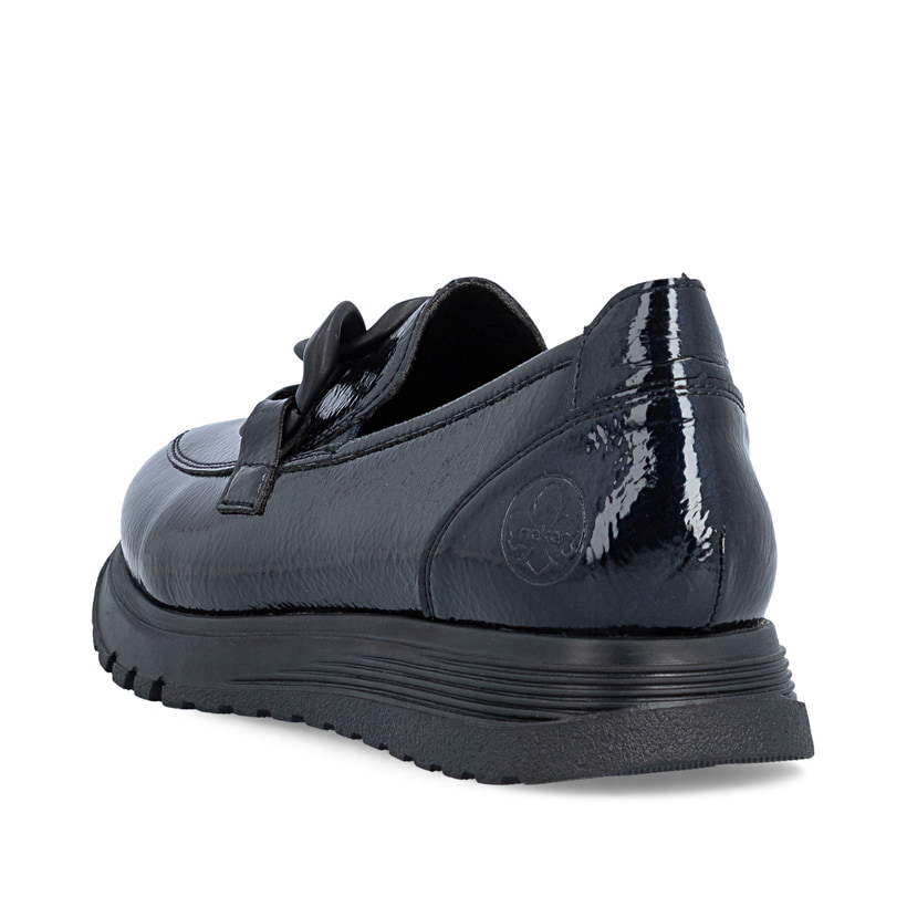 Dunkelblaue Rieker Damen Loafer 49051-14 mit Deko-Kette sowie einem Gummizug. Schuh von hinten.