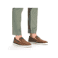 Braune Rieker Herren Slipper B2264-24 mit moderner Spannnaht sowie Gummizug. Schuh am Fuß.
