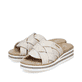 Beige Rieker Damen Pantoletten V0208-60 mit der schmalen Passform E 1/2. Schuhpaar seitlich schräg.