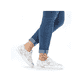 Weiße Rieker Damen Sneaker Low L8843-90 mit Schnürung sowie floralem Muster. Schuh am Fuß.