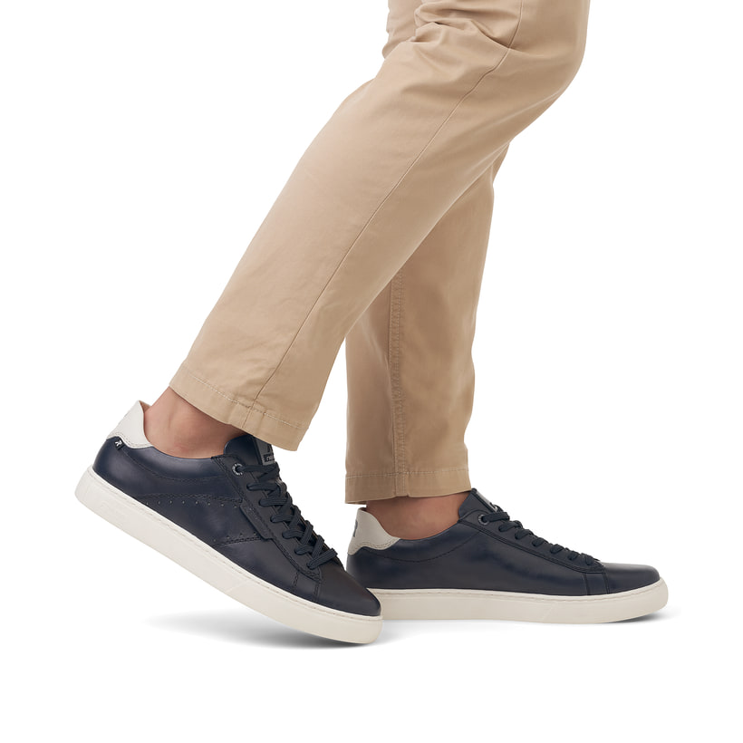 Blaue Rieker Herren Sneaker Low U0704-14 mit TR-Sohle mit leichtem EVA-Inlet. Schuh am Fuß.