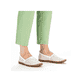 Weiße Rieker Ballerinas M2851-80, Barfußschuhe in Löcheroptik mit einem Gummizug. Schuh am Fuß.