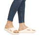 Beige Rieker Damen Pantoletten W3350-60 mit flexibler und ultraleichter Sohle. Schuh am Fuß.