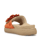 Orangene Rieker Damen Pantoletten V1562-38 mit dekorativer Blume. Schuh von hinten.