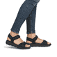 Schwarze waschbare Rieker Damen Trekkingsandalen V8401-00 mit Klettverschluss. Schuh am Fuß.
