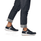 Blaue Rieker Herren Sneaker Low 07002-14 mit super leichter und flexibler Sohle. Schuh am Fuß.