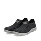 Schwarze Rieker Herren Slipper 03553-00 mit Elastikeinsatz sowie Extraweite H. Schuhpaar seitlich schräg.