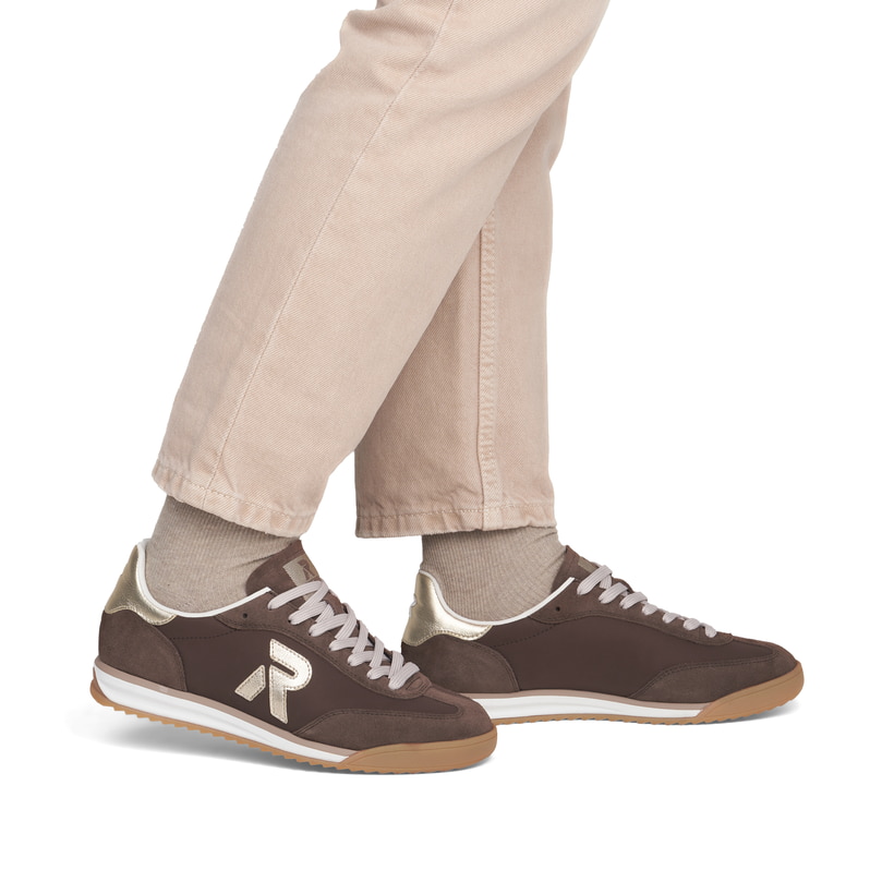 Baskets basses marron Rieker Sport pour femmes W4000-25. Chaussure au pied.