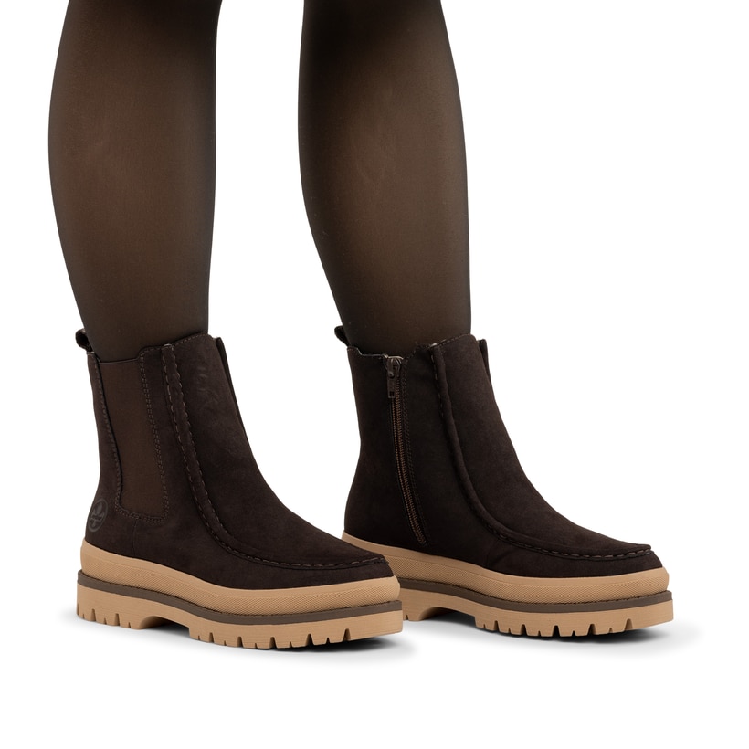 Dunkelbraun-beige Rieker Damen Chelsea Boots Y6272-25 mit einem Reißverschluss. Schuh am Fuß.