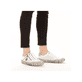 Weiße Rieker Damen Slipper L0355-80 mit einem Reißverschluss. Schuh am Fuß.