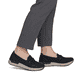 Schwarze Rieker Damen Loafer 58965-00 mit einem Gummizug. Schuh am Fuß.