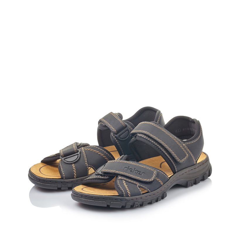 Schwarze Rieker Herren Trekkingsandalen 25051-01 mit einem Klettverschluss. Schuhpaar seitlich schräg.