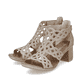 Beige Rieker Riemchensandaletten 64773-61 mit Strasssteinen. Schuhpaar seitlich schräg.
