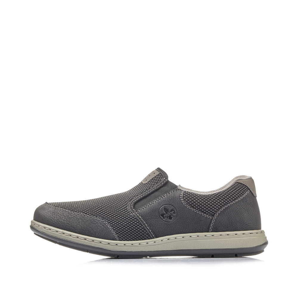 Schwarze Rieker Herren Slipper 17363-00 mit einem Gummizug sowie Extraweite H. Schuh Außenseite.