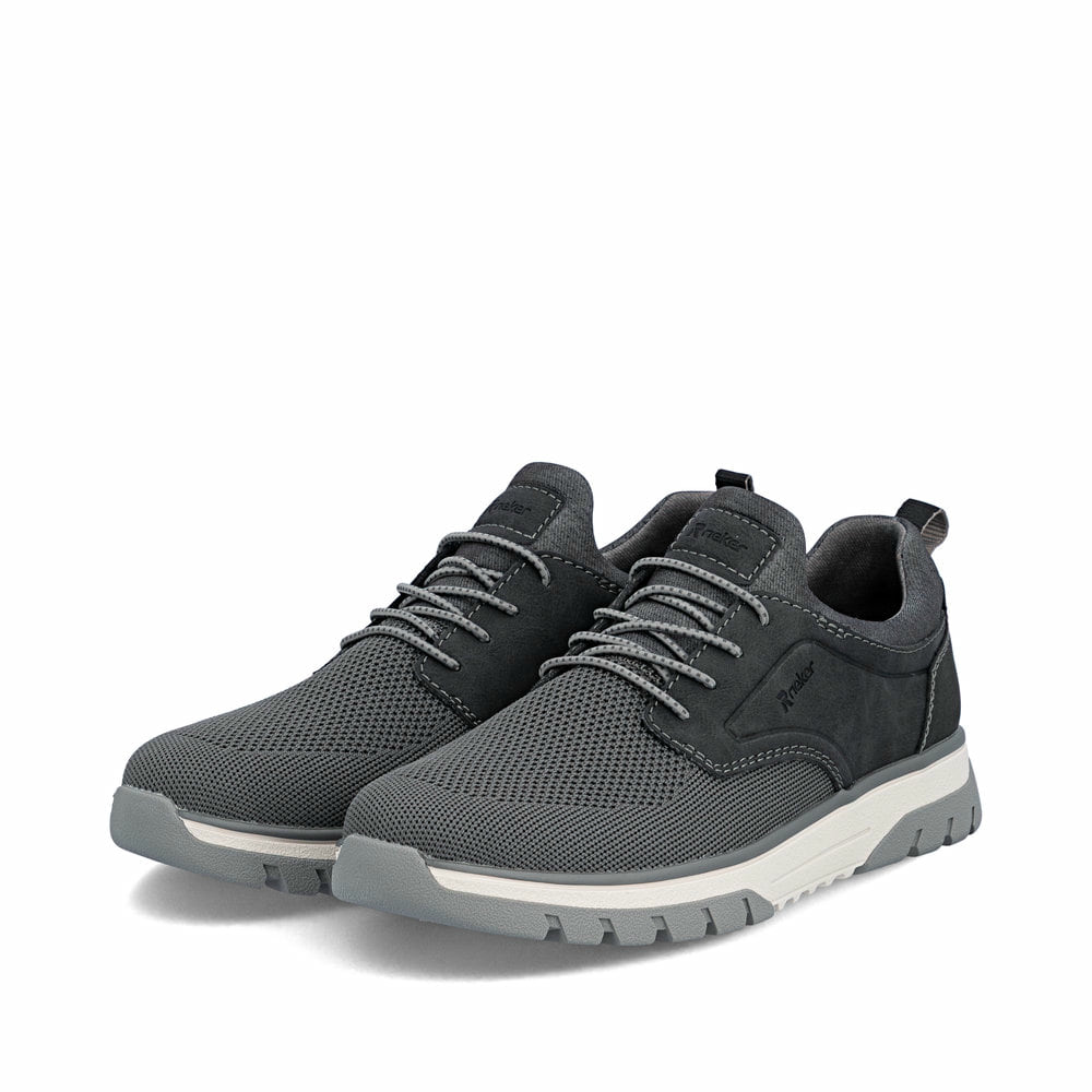 Schwarze Rieker Herren Slipper B9352-00 mit einem Gummizug sowie Extraweite H. Schuhpaar seitlich schräg.