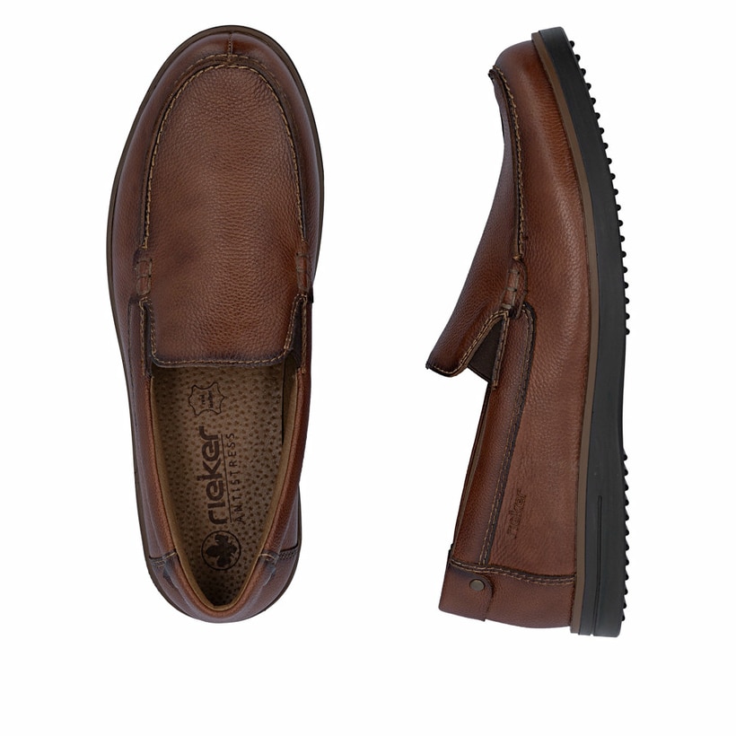 Braune Rieker Herren Slipper B2352-24 aus Glattleder mit modernen Ziernähten. Schuh von oben, liegend.