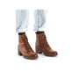 Karamellbraune Rieker Damen Schnürstiefel 77521-22 mit einem Reißverschluss. Schuh am Fuß.