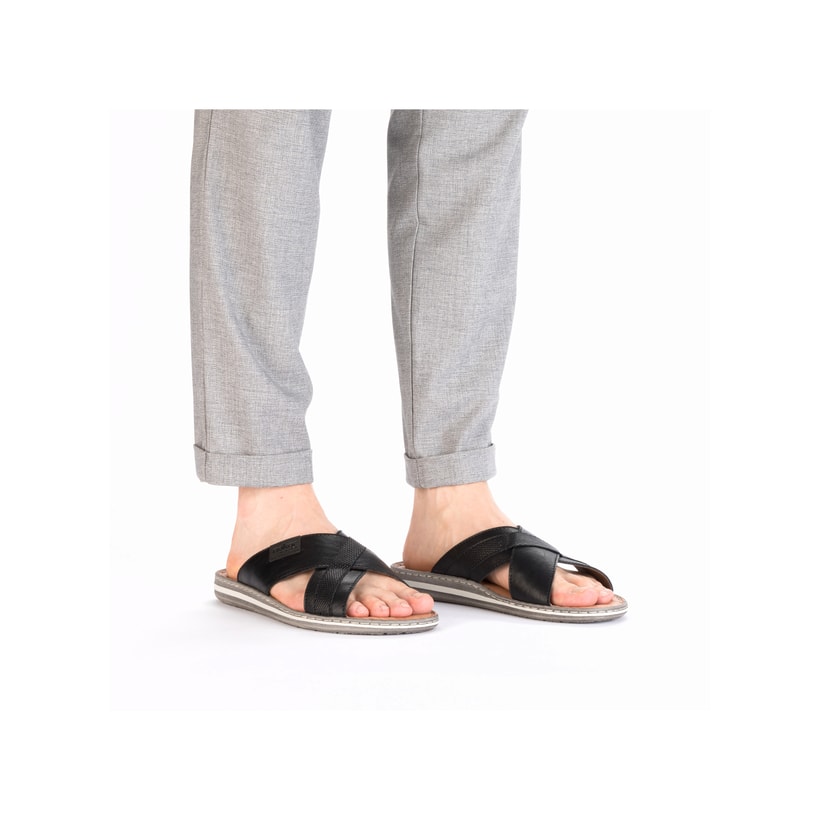 Schwarze Rieker Herren Pantoletten 21082-00 mit der Komfortweite G. Schuh am Fuß.