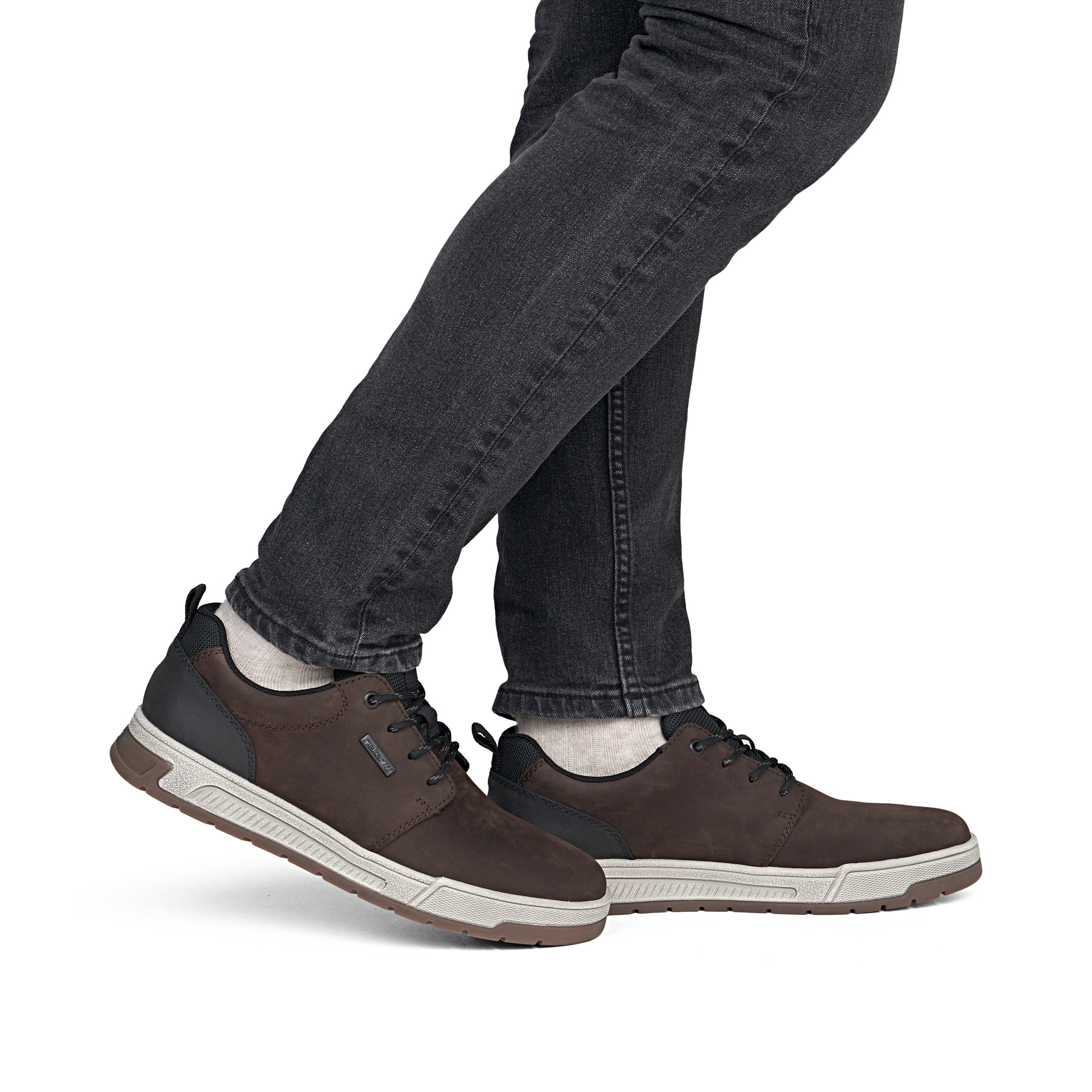 Dunkelbraune Rieker Herren Sneaker Low 36005-25 aus Rauleder. Schuh am Fuß.