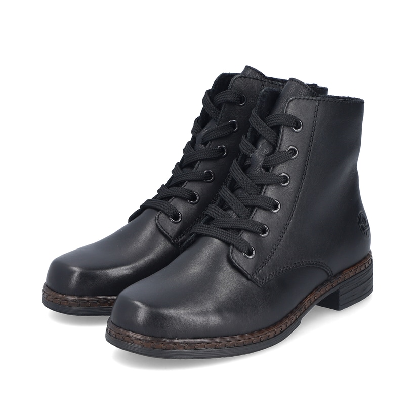 Nachtschwarze Rieker Damen Schnürstiefel 75130-00 mit einer schockabsorbierenden Sohle. Schuhpaar schräg.
