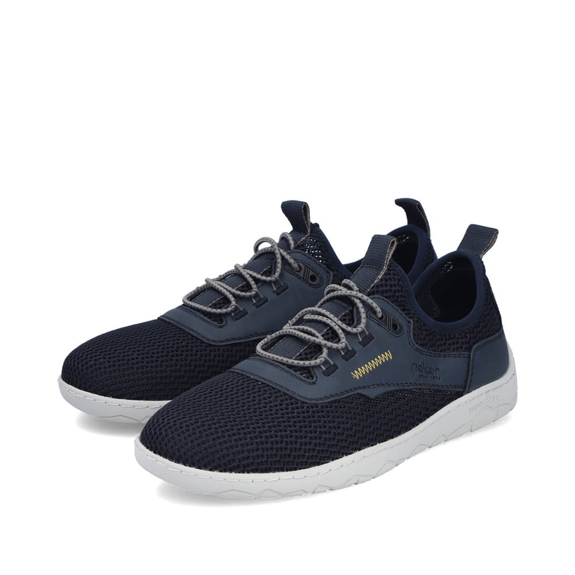 Blaue Rieker Herren Slipper 08365-14, Barfußschuhe mit einem Gummizug. Schuhpaar seitlich schräg.