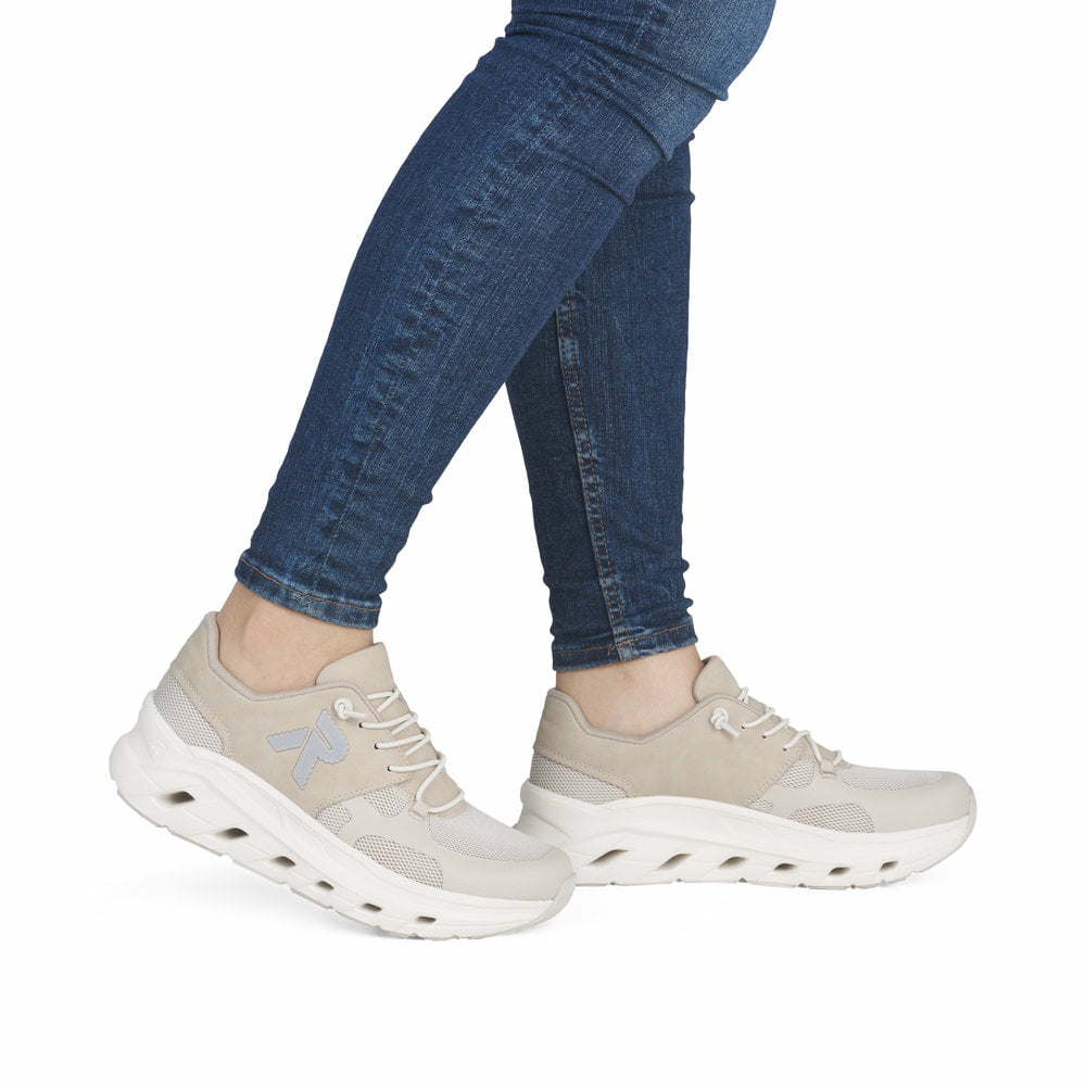 Beige Rieker Damen Sneaker Low W3500-60 mit Schnürung sowie ultraleichter Sohle. Schuh am Fuß.