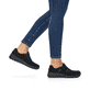 
Tiefschwarze Rieker Damen Slipper L7171-00 mit einer schockabsorbierenden Sohle. Schuh am Fuß