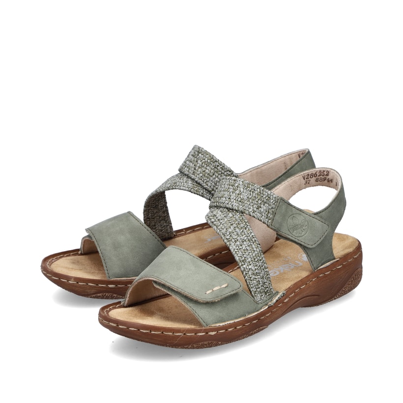 Grüne Rieker Damen Riemchensandalen V2862-52 mit einem Klettverschluss. Schuhpaar seitlich schräg.