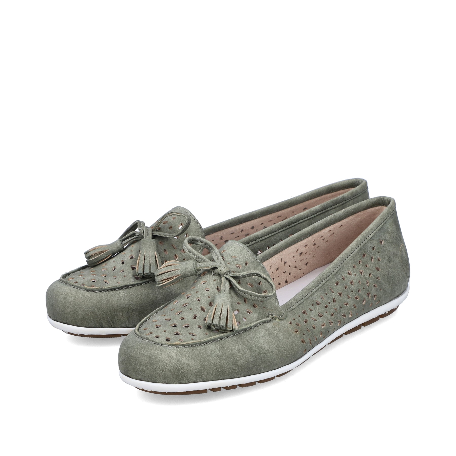 Grüne Rieker Damen Loafer 46886-52 in Löcheroptik sowie extra weicher Decksohle. Schuhpaar seitlich schräg.