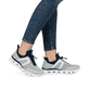Grüne vegane Rieker Damen Sneaker Low M6061-52 mit einem Gummizug. Schuh am Fuß.