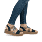Blaue Rieker Keilsandaletten V4551-14 mit Gummizug sowie sehr leichter Sohle. Schuh am Fuß.