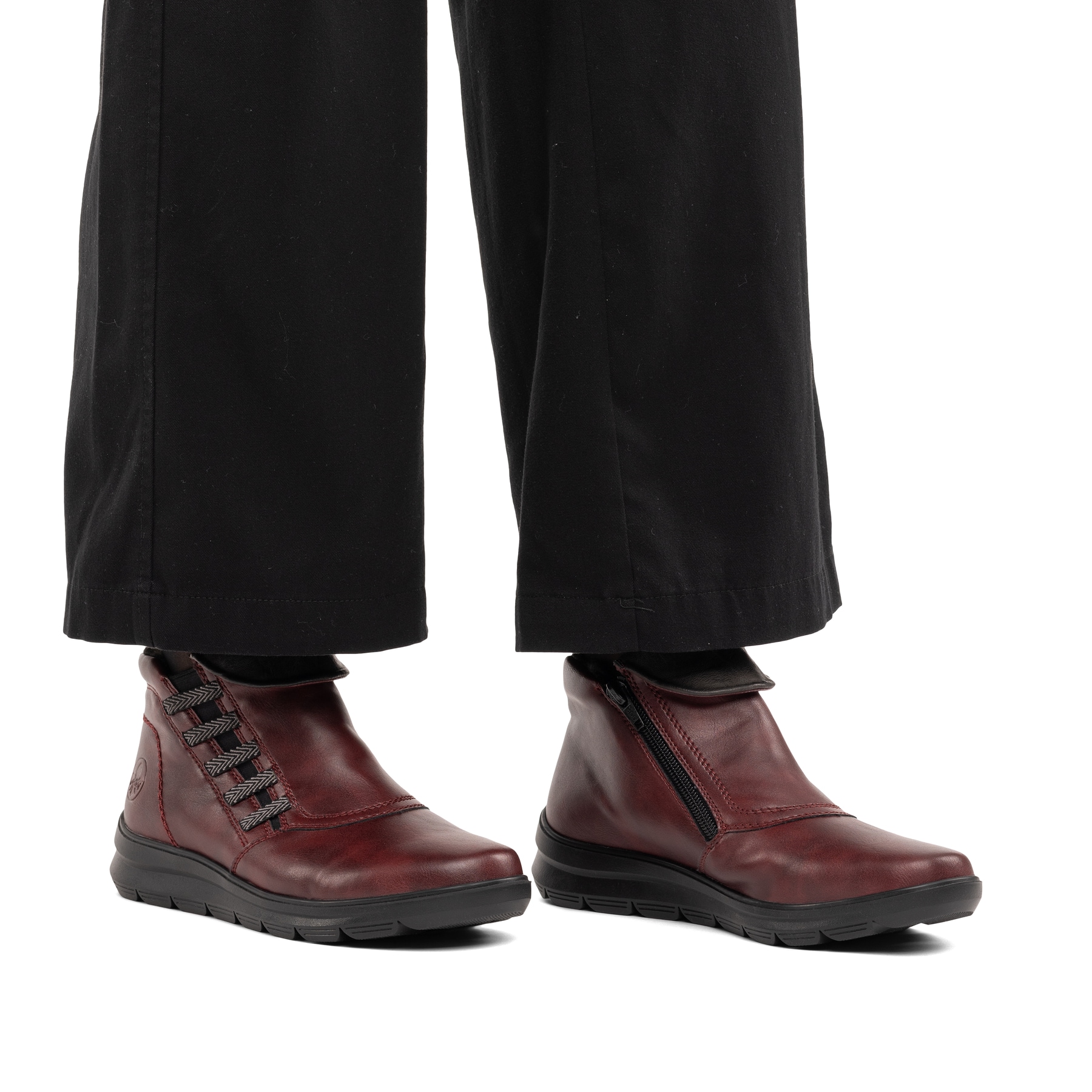 Weinrote Rieker Damen Kurzstiefel Z0071-35 mit einem Reißverschluss. Schuh am Fuß.