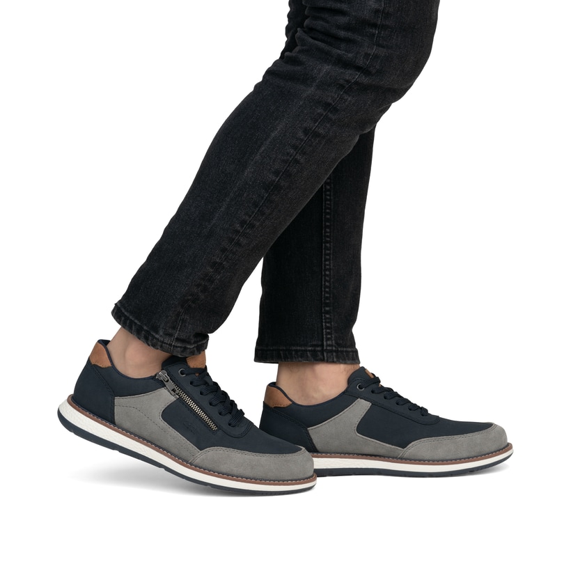 Blaue Rieker Herren Schnürschuhe 04401-14 mit einem Reißverschluss. Schuh am Fuß.