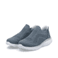 Blaue Rieker Damen Slipper M5072-10 mit Gummizug sowie einer ultraleichten Sohle. Schuhpaar seitlich schräg.