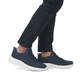 Blaue Rieker Herren Sneaker Low U0503-14 mit ultra leichter und flexibler Sohle. Schuh am Fuß.