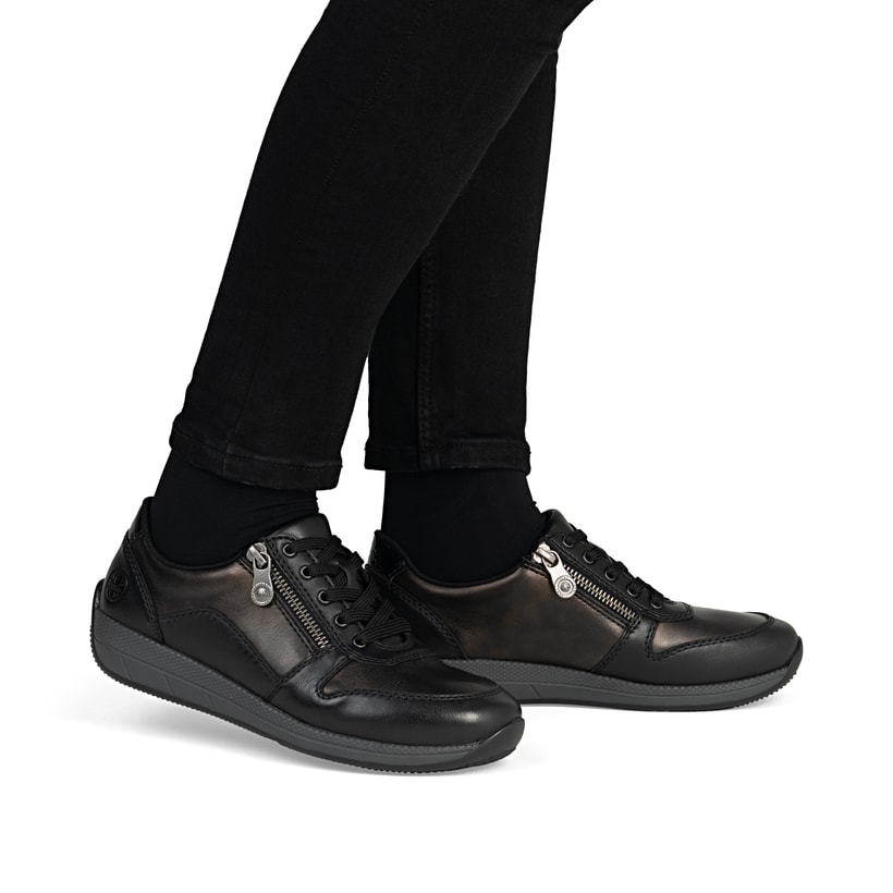 Baskets basses Rieker marron pour femme N1100-25 en cuir lisse. Chaussure au pied.