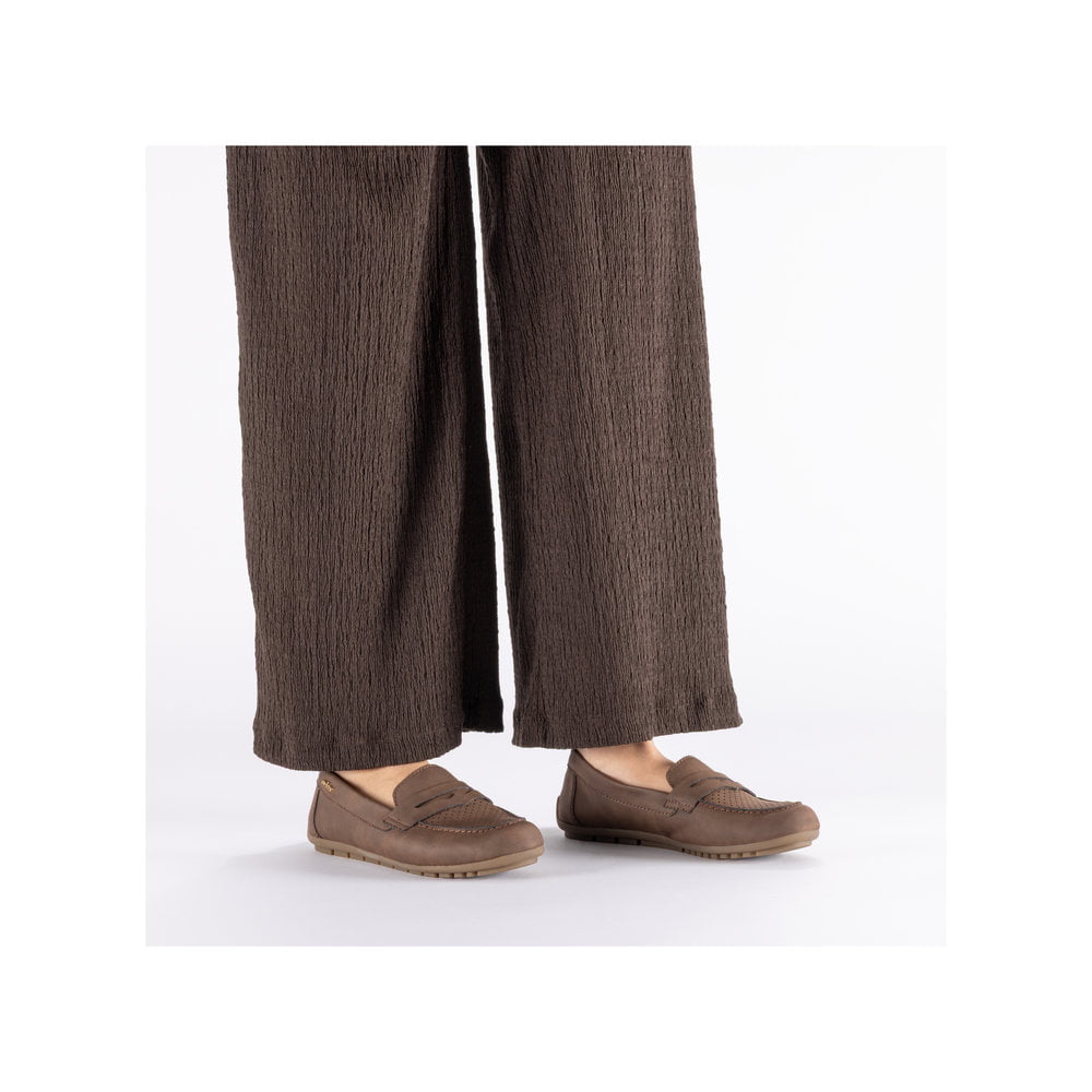 Braune Rieker Damen Loafer 43862-24 mit einer herausnehmbaren Einlegesohle. Schuh am Fuß.