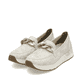 Beige Rieker Damen Loafer 58944-61 mit Deko-Kette sowie einem Gummizug. Schuhpaar seitlich schräg.