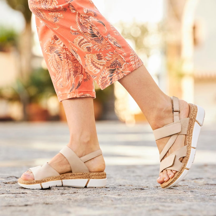 Hellbeige Rieker Damen Riemchensandalen V2366-60 mit einem Klettverschluss. Schuh Außenseite gespiegelt.