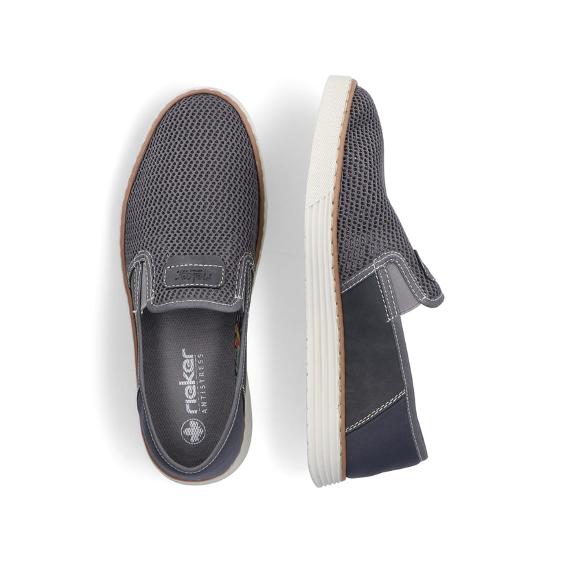 Graue Rieker Herren Slipper B2267-45 mit einem Gummizug sowie Komfortweite G 1/2. Schuh von oben, liegend.