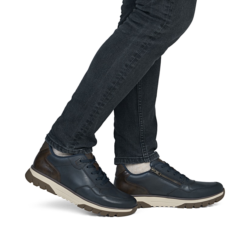 Baskets basses Rieker bleues pour homme B9301-14 en cuir lisse. Chaussure au pied.