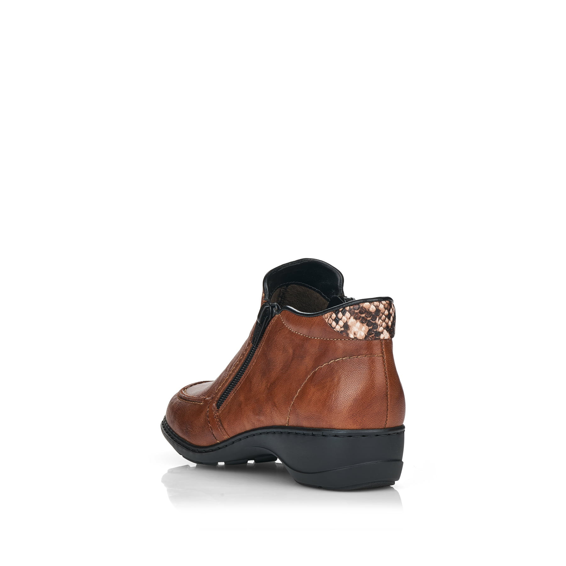 Braune Rieker Damen Kurzstiefel 58386-22 aus Glattleder mit einem Reißverschluss. Schuh von hinten.