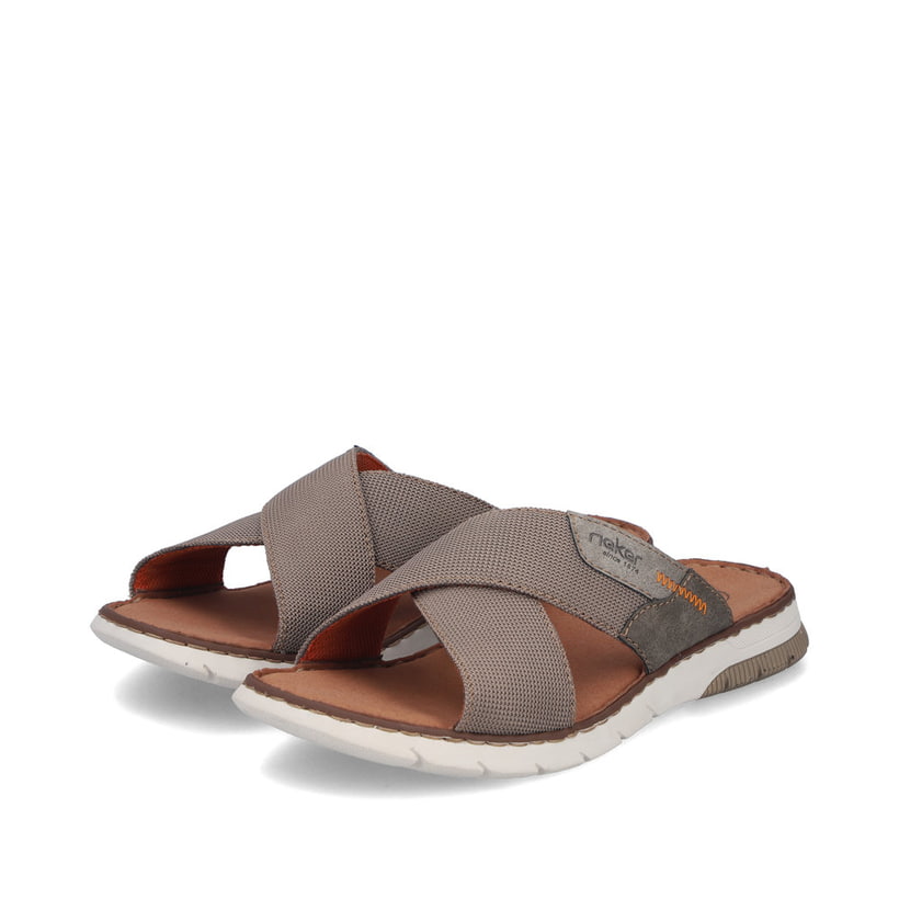 Beige Rieker Herren Pantoletten 25250-64 mit der Komfortweite G. Schuhpaar seitlich schräg.