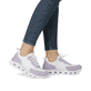Weiße vegane Rieker Damen Sneaker Low M6067-30 mit einem Gummizug. Schuh am Fuß.