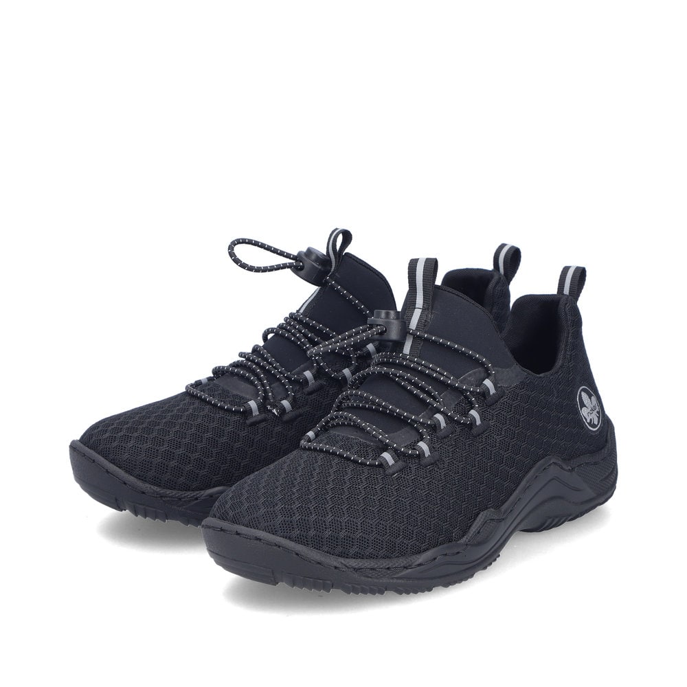 Mocassins Rieker noirs pour femme L0550-01 avec logo en relief. Chaussures inclinées sur le côté.
