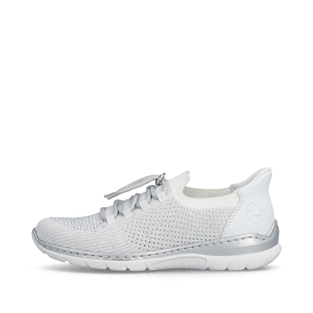 Silberne Rieker Damen Slipper L3261-90 mit easy Hineinschlüpf-Möglichkeit. Schuh Außenseite.